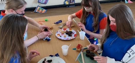 Guides designing and assembling Mars rovers using biscuits and sweets.