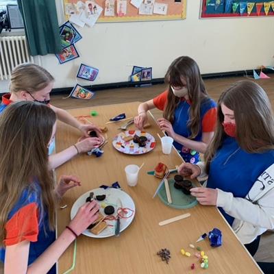Guides designing and assembling Mars rovers using biscuits and sweets.