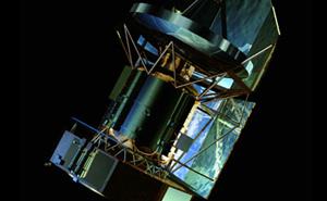 Image shows telescope, vessel containing liquid helium cryostat (narrow, middle part), and service module at the bottom.