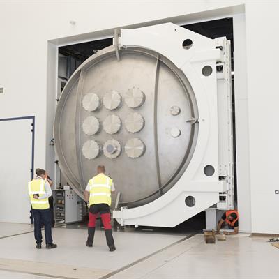 Installation of space test chamber