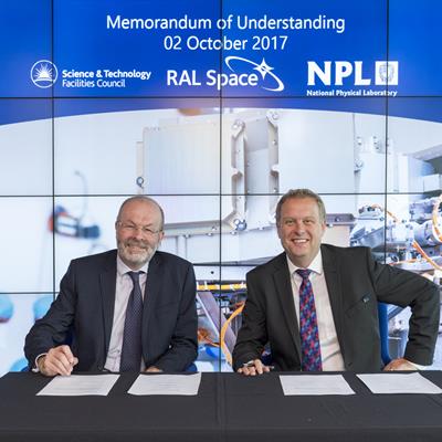 Dr Brian Bowsher, CEO STFC and Dr Peter Thompson, CEO NPL sign an agreement to bring together the two organisations' expertise.