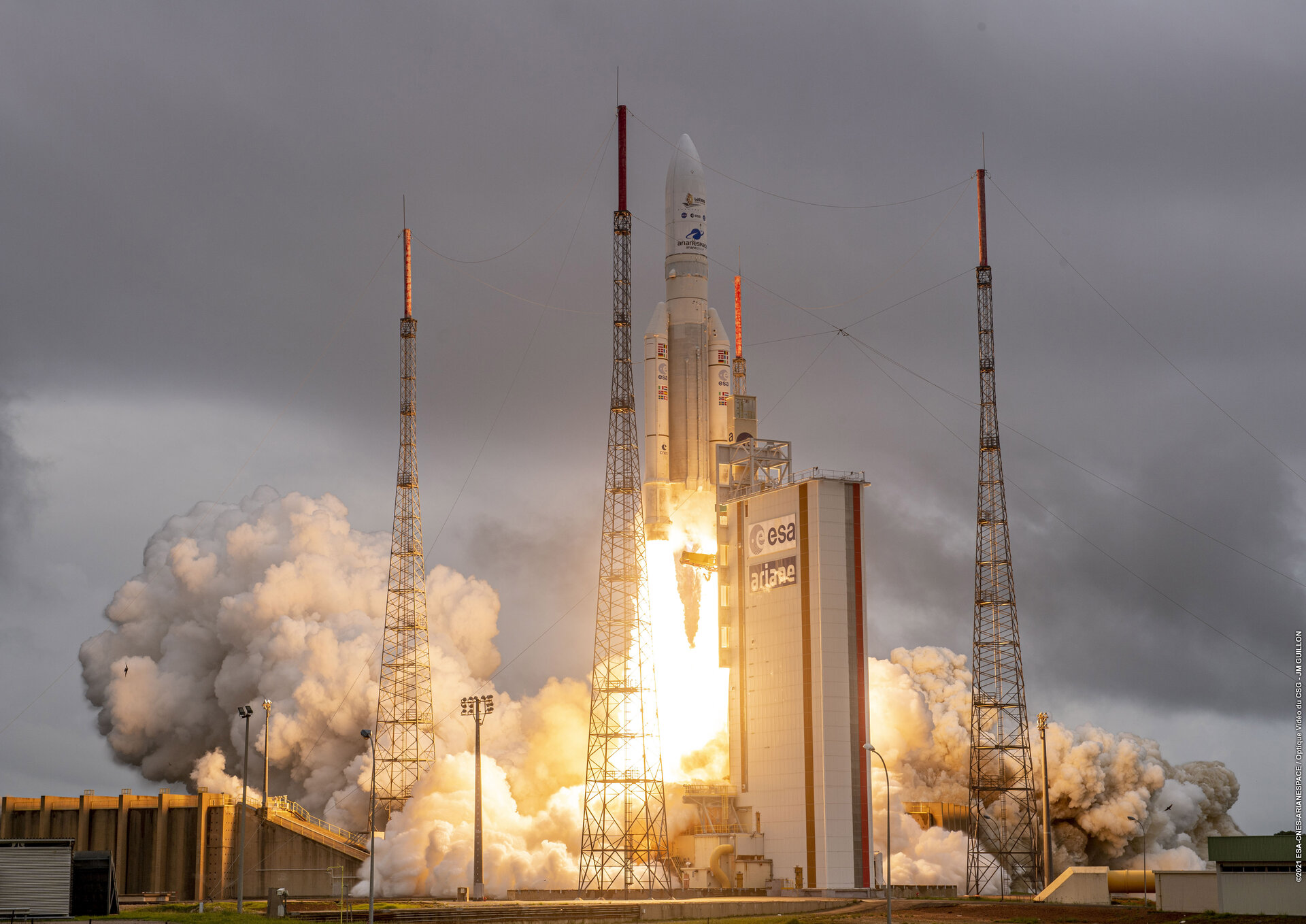 Webb_liftoff_on_Ariane_5_pillars.jpg