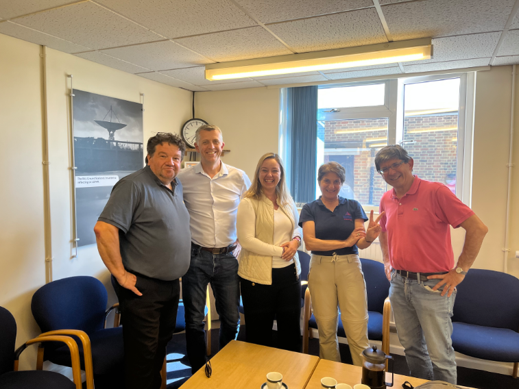 The teams from RAL Space, Telesat and ESA. Credit: ESA