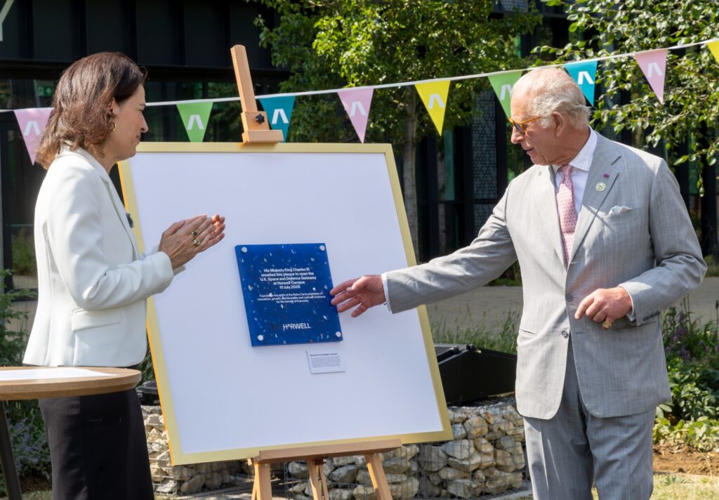 The King unveils a plaque to officially open the UK Space and Defence Gateway. Credit: Harwell Campus